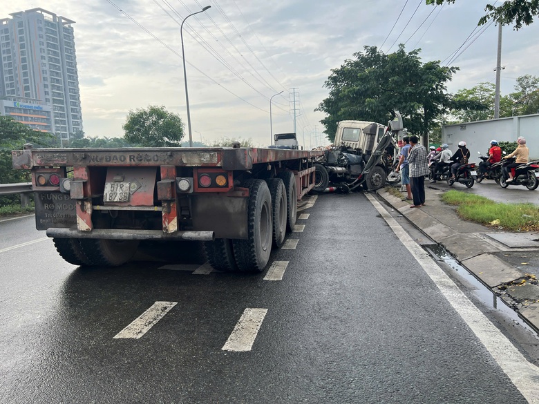 Xe đầu kéo lao qua làn xe máy, tông loạn xạ rồi xoay ngang đường- Ảnh 2. Xe đầu kéo lao qua làn xe máy, tông loạn xạ rồi xoay ngang đường- Ảnh 2.