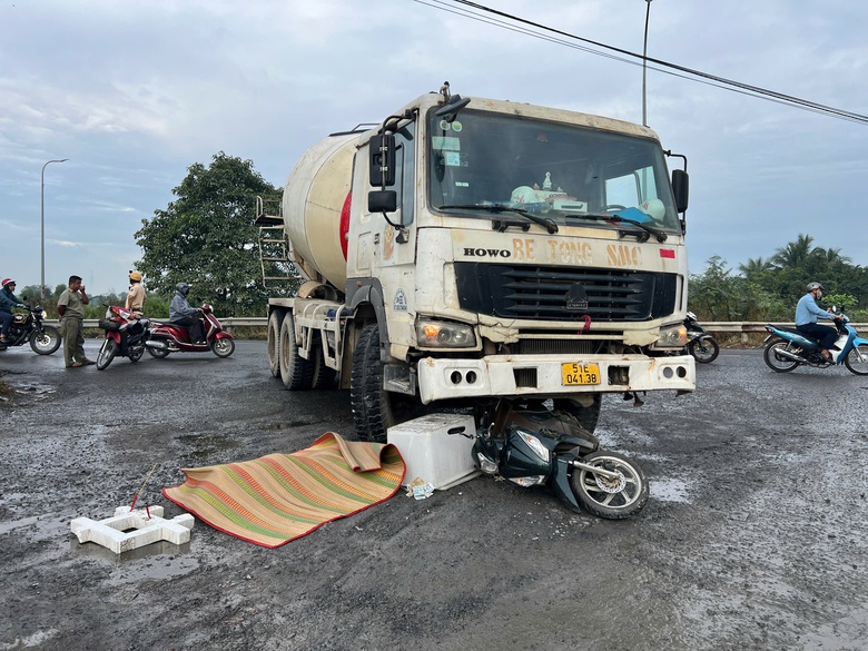 Xe bồn ôm cua tông trúng xe máy, cô gái tử vong tại chỗ- Ảnh 1. Xe bồn ôm cua tông trúng xe máy, cô gái tử vong tại chỗ- Ảnh 1.