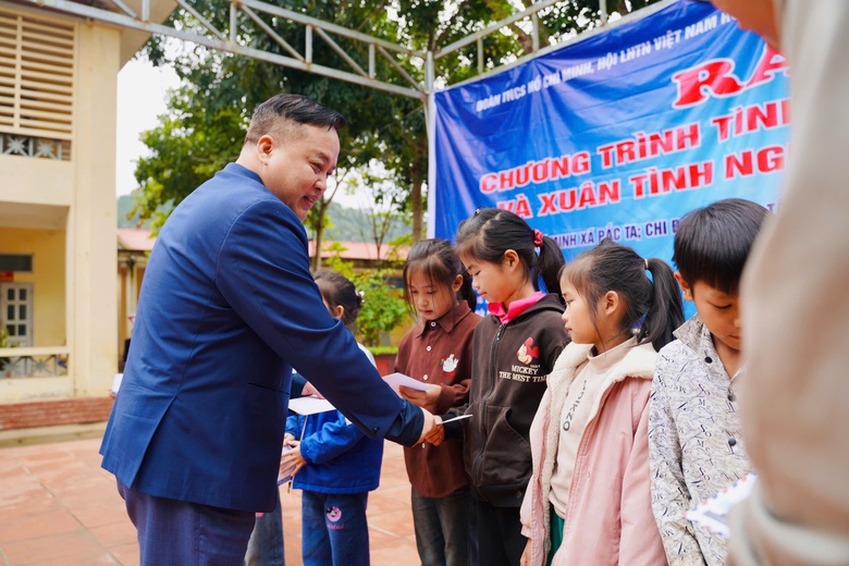 Đo&agrave;n Thanh ni&ecirc;n Bộ GTVT trao qu&agrave; cho học sinh v&ugrave;ng cao tỉnh Lai Ch&acirc;u- Ảnh 3.