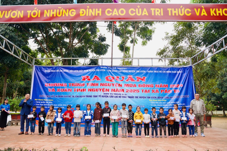 Đo&agrave;n Thanh ni&ecirc;n Bộ GTVT trao qu&agrave; cho học sinh v&ugrave;ng cao tỉnh Lai Ch&acirc;u- Ảnh 4.