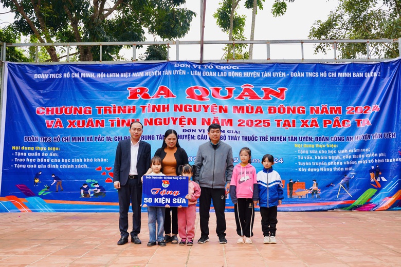 Đo&agrave;n Thanh ni&ecirc;n Bộ GTVT trao qu&agrave; cho học sinh v&ugrave;ng cao tỉnh Lai Ch&acirc;u- Ảnh 2.