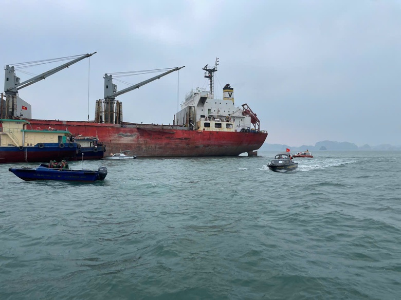 Ch&igrave;m t&agrave;u chở kh&aacute;ch tr&ecirc;n v&ugrave;ng biển H&ograve;n N&eacute;t, 2 người mất t&iacute;ch- Ảnh 1.