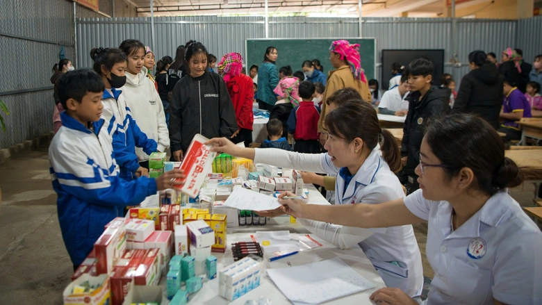 Đo&agrave;n Thanh ni&ecirc;n Bộ GTVT trao qu&agrave; cho học sinh v&ugrave;ng cao tỉnh Lai Ch&acirc;u- Ảnh 10.