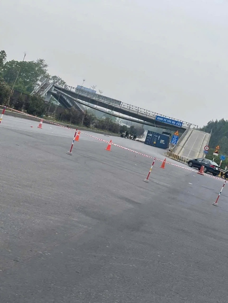 Bắc Ninh: Ph&acirc;n luồng xe lưu th&ocirc;ng qua QL18 mới sau vụ container đ&acirc;m hỏng cầu vượt- Ảnh 6.