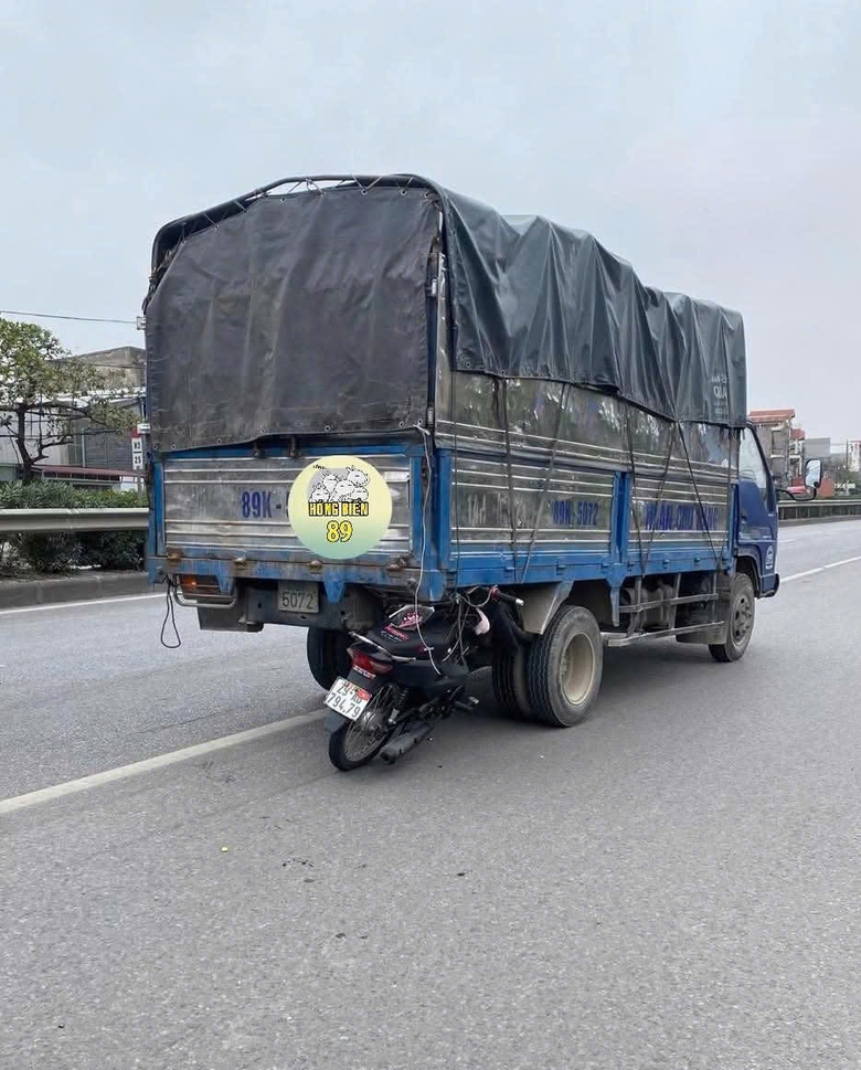 Nam thanh ni&ecirc;n đi xe m&aacute;y nguy kịch khi t&ocirc;ng v&agrave;o đu&ocirc;i xe tải- Ảnh 1.
