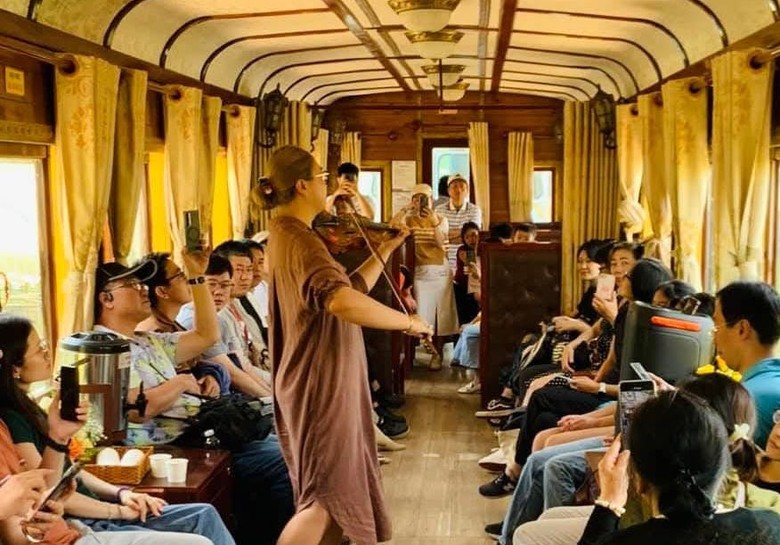 Đi t&agrave;u cổ dịp Festival hoa Đ&agrave; Lạt được xem biểu diễn &acirc;m nhạc miễn ph&iacute;- Ảnh 1.