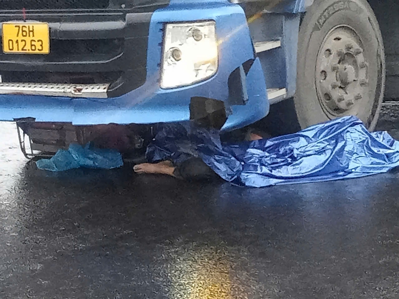 Va chạm với xe tải tr&ecirc;n QL1, người đ&agrave;n &ocirc;ng điều khiển xe m&aacute;y tử vong- Ảnh 1.