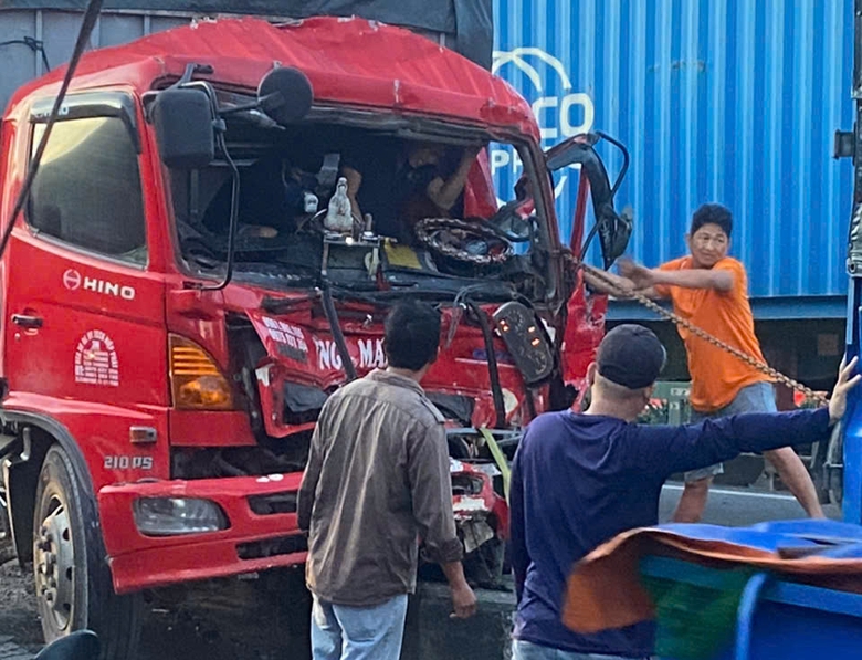 Va chạm xe container, t&agrave;i xế xe tải kẹt cứng trong cabin- Ảnh 1.