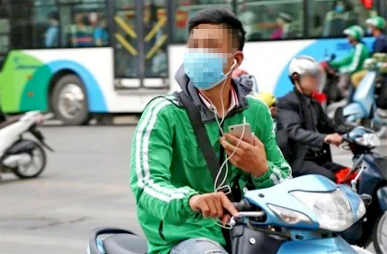 Điều khiển xe m&aacute;y c&oacute; được đeo tai nghe hay kh&ocirc;ng?- Ảnh 1.