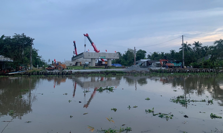Lắp dầm cầu đầu tiên trên cao tốc hơn 9.600 tỷ qua Hậu Giang- Ảnh 1. Lắp dầm cầu đầu tiên trên cao tốc hơn 9.600 tỷ qua Hậu Giang- Ảnh 1.