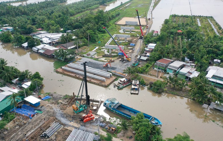 Lắp dầm cầu đầu tiên trên cao tốc hơn 9.600 tỷ qua Hậu Giang- Ảnh 2. Lắp dầm cầu đầu tiên trên cao tốc hơn 9.600 tỷ qua Hậu Giang- Ảnh 2.