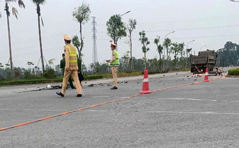 Chiếc xe đạp điện bị c&aacute;n n&aacute;t sau vụ tai nạn.