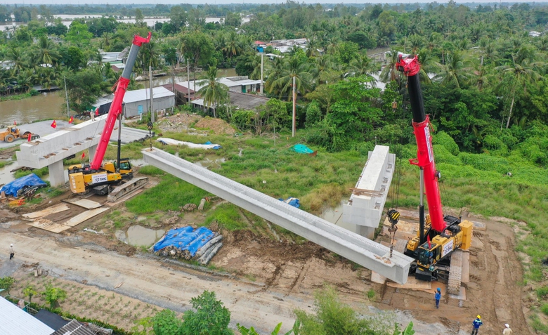 Lắp dầm cầu đầu tiên trên cao tốc hơn 9.600 tỷ qua Hậu Giang- Ảnh 3. Lắp dầm cầu đầu tiên trên cao tốc hơn 9.600 tỷ qua Hậu Giang- Ảnh 3.