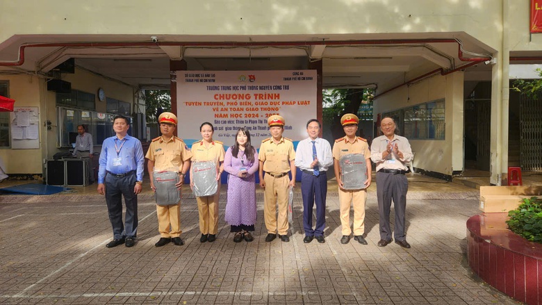 Cảnh s&aacute;t giao th&ocirc;ng hướng dẫn ph&ograve;ng tr&aacute;nh điểm m&ugrave; xe tải cho học sinh THPT- Ảnh 14.