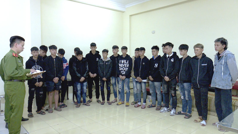 20 thanh, thiếu ni&ecirc;n đi xe m&aacute;y cầm hung kh&iacute; t&igrave;m người "g&acirc;y sự"- Ảnh 1.