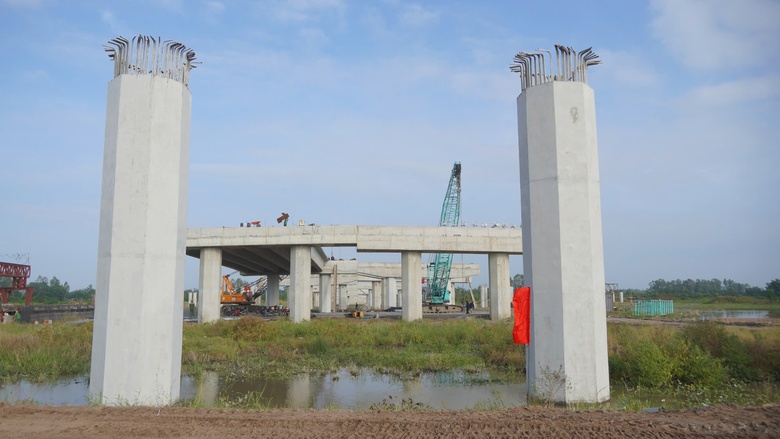 Lắp dầm cầu đầu tiên trên cao tốc hơn 9.600 tỷ qua Hậu Giang- Ảnh 6. Lắp dầm cầu đầu tiên trên cao tốc hơn 9.600 tỷ qua Hậu Giang- Ảnh 6.