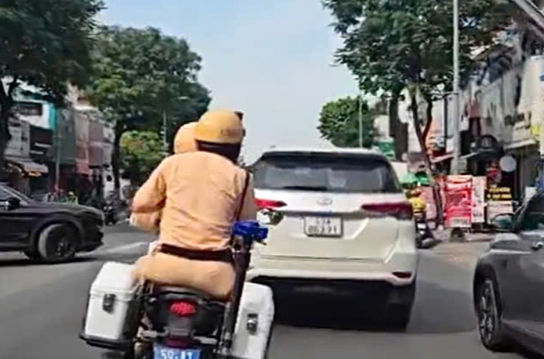 CSGT r&uacute;t s&uacute;ng khống chế người đ&agrave;n &ocirc;ng nước ngo&agrave;i chở thuốc l&aacute; lậu- Ảnh 1.