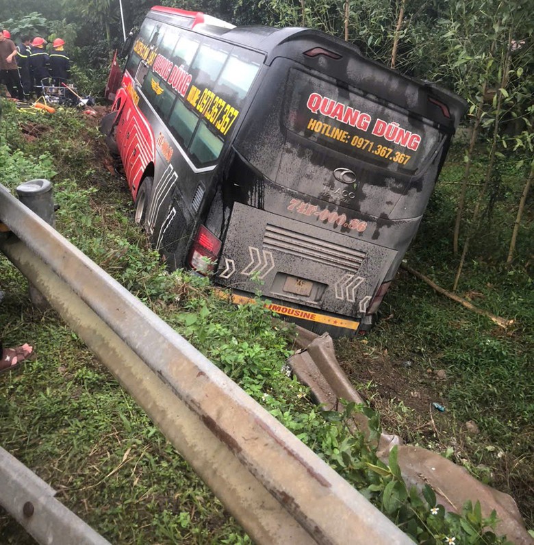 Xe khách bất ngờ lao xuống bên lề quốc lộ 1 Quảng Trị, nhiều người bị thương- Ảnh 2. Xe khách bất ngờ lao xuống bên lề quốc lộ 1 Quảng Trị, nhiều người bị thương- Ảnh 2.