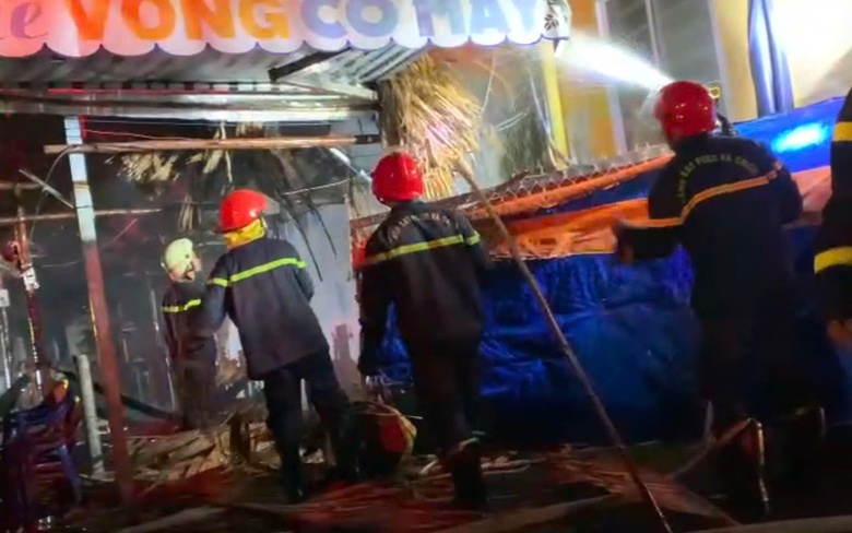 Qu&aacute;n c&agrave; ph&ecirc; v&otilde;ng ở TP.HCM ch&aacute;y lớn giữa đ&ecirc;m