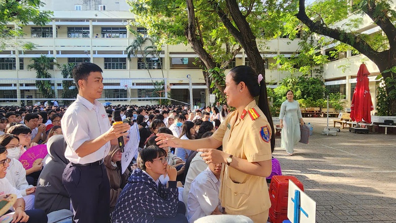 Cảnh s&aacute;t giao th&ocirc;ng hướng dẫn ph&ograve;ng tr&aacute;nh điểm m&ugrave; xe tải cho học sinh THPT- Ảnh 5.