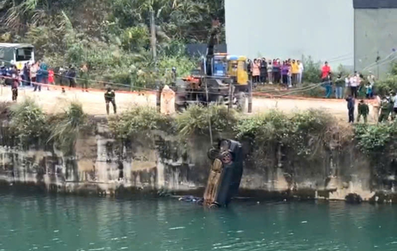 Người đ&agrave;n &ocirc;ng tử vong trong &ocirc; t&ocirc; ở l&ograve;ng hồ H&ograve;a B&igrave;nh l&agrave; c&aacute;n bộ ng&acirc;n h&agrave;ng- Ảnh 1.