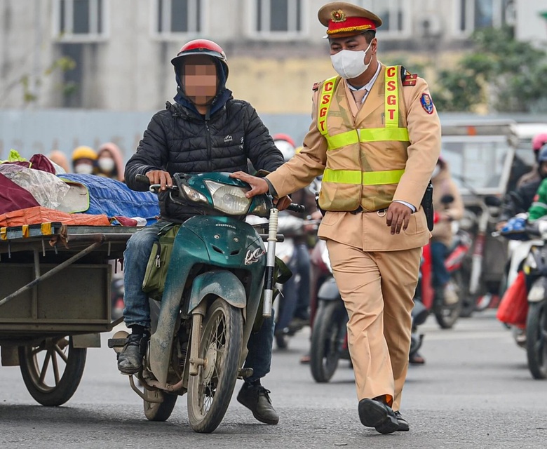 CSGT xử phạt loạt xe tự chế ngh&ecirc;nh ngang xuống phố ng&agrave;y cận Tết- Ảnh 3.