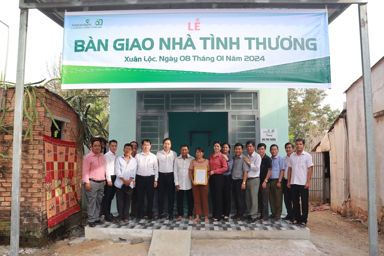 Vietcombank kh&aacute;nh th&agrave;nh nhiều ng&ocirc;i nh&agrave; tặng người ngh&egrave;o an cư đ&oacute;n Tết- Ảnh 3.