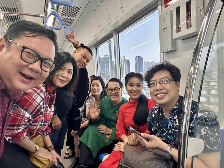 Văn nghệ sĩ cùng kiều bào trên chuyến tàu metro Bến Thành - Suối Tiên ngày cận Tết- Ảnh 9. Văn nghệ sĩ cùng kiều bào trên chuyến tàu metro Bến Thành - Suối Tiên ngày cận Tết- Ảnh 9.