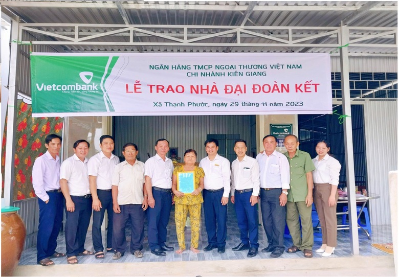 Vietcombank kh&aacute;nh th&agrave;nh nhiều ng&ocirc;i nh&agrave; tặng người ngh&egrave;o an cư đ&oacute;n Tết- Ảnh 5.