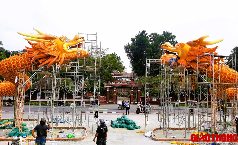 Lộ diện cặp linh vật khổng lồ “lưỡng long chầu nguyệt” ở Cố đô Huế- Ảnh 4. Lộ diện cặp linh vật khổng lồ “lưỡng long chầu nguyệt” ở Cố đô Huế- Ảnh 4.