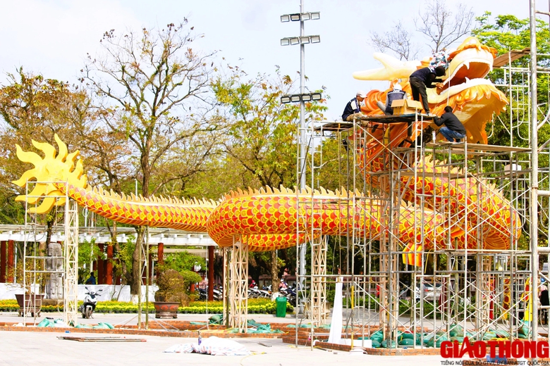 Lộ diện cặp linh vật khổng lồ “lưỡng long chầu nguyệt” ở Cố đô Huế- Ảnh 6. Lộ diện cặp linh vật khổng lồ “lưỡng long chầu nguyệt” ở Cố đô Huế- Ảnh 6.