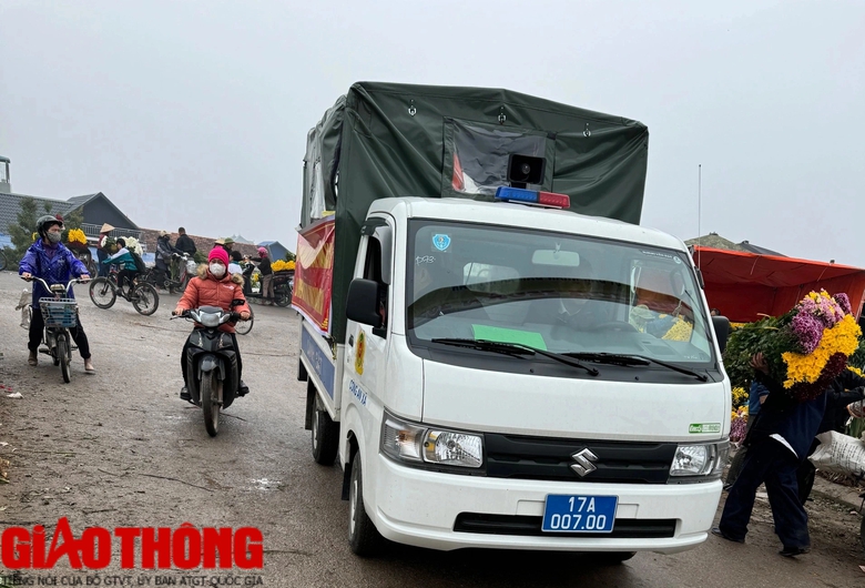 Đ&atilde; x&aacute;c định được xe c&ocirc;ng vụ biển Th&aacute;i B&igrave;nh đi chợ hoa ở Nam Định- Ảnh 1.