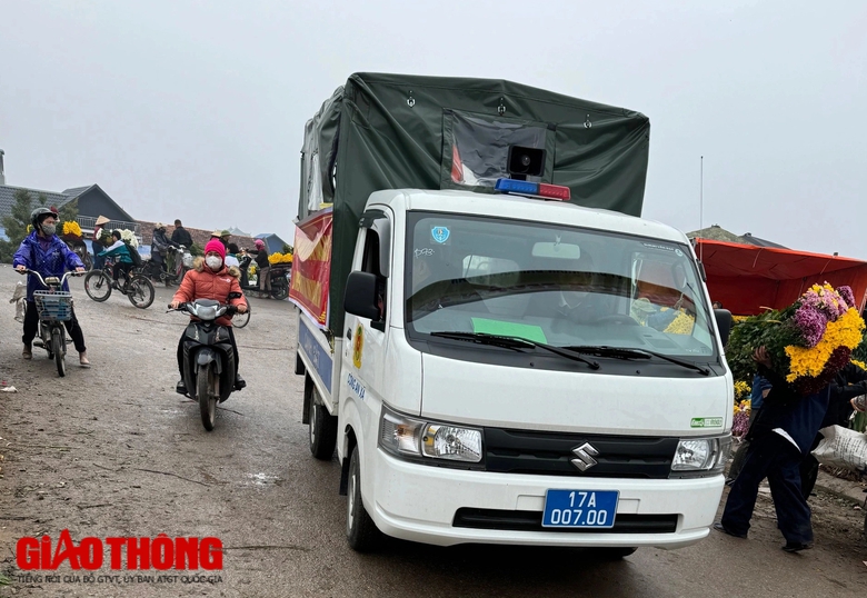Nghi vấn xe c&ocirc;ng vụ biển Th&aacute;i B&igrave;nh đi chợ hoa ở Nam Định- Ảnh 1.