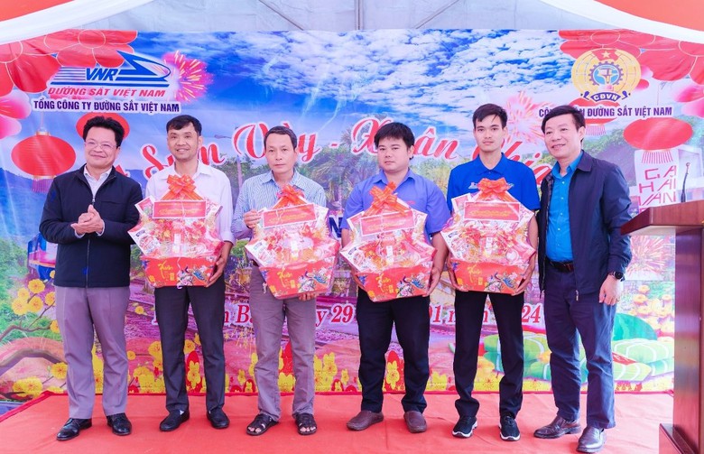Đường sắt chi hơn 2 tỷ đồng chăm lo người lao động dịp Tết- Ảnh 1.
