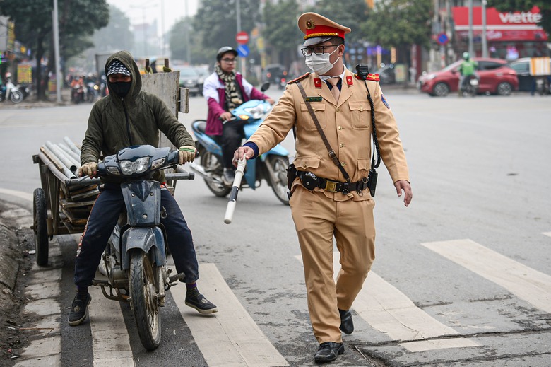 CSGT xử phạt loạt xe tự chế ngh&ecirc;nh ngang xuống phố ng&agrave;y cận Tết- Ảnh 5.