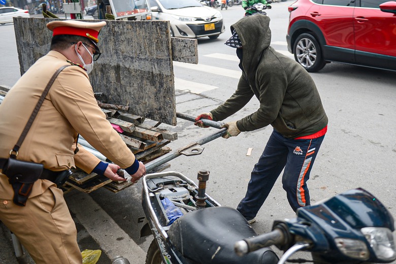 CSGT xử phạt loạt xe tự chế ngh&ecirc;nh ngang xuống phố ng&agrave;y cận Tết- Ảnh 8.