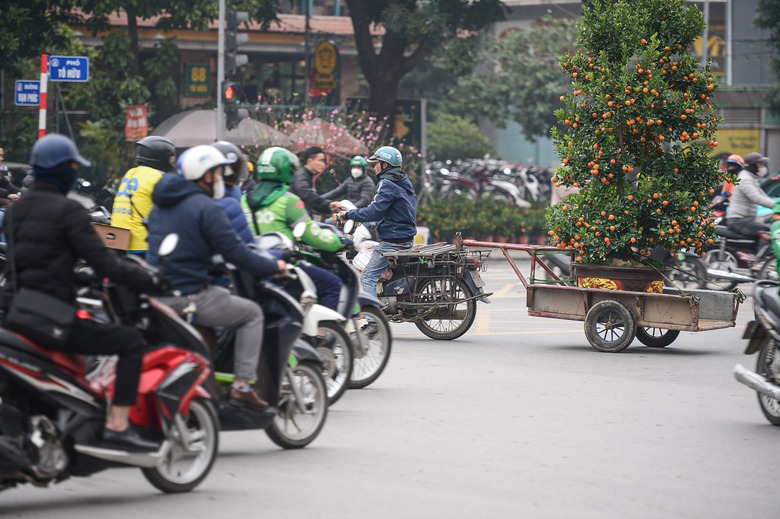 CSGT xử phạt loạt xe tự chế ngh&ecirc;nh ngang xuống phố ng&agrave;y cận Tết- Ảnh 1.