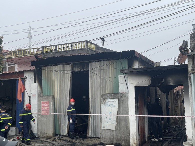Tột c&ugrave;ng nỗi đau cha mất con, chồng mất vợ trong vụ ch&aacute;y nh&agrave; trọ ở Hải Ph&ograve;ng- Ảnh 3.