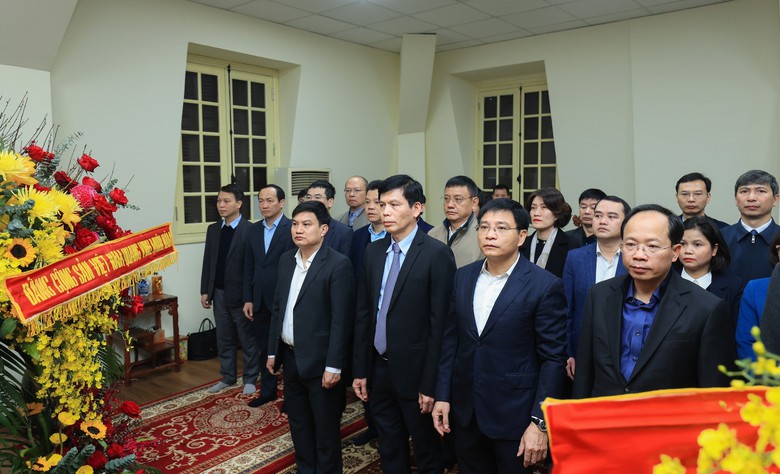 L&atilde;nh đạo Bộ GTVT d&acirc;ng hương Chủ tịch Hồ Ch&iacute; Minh nh&acirc;n ng&agrave;y th&agrave;nh lập Đảng- Ảnh 4.