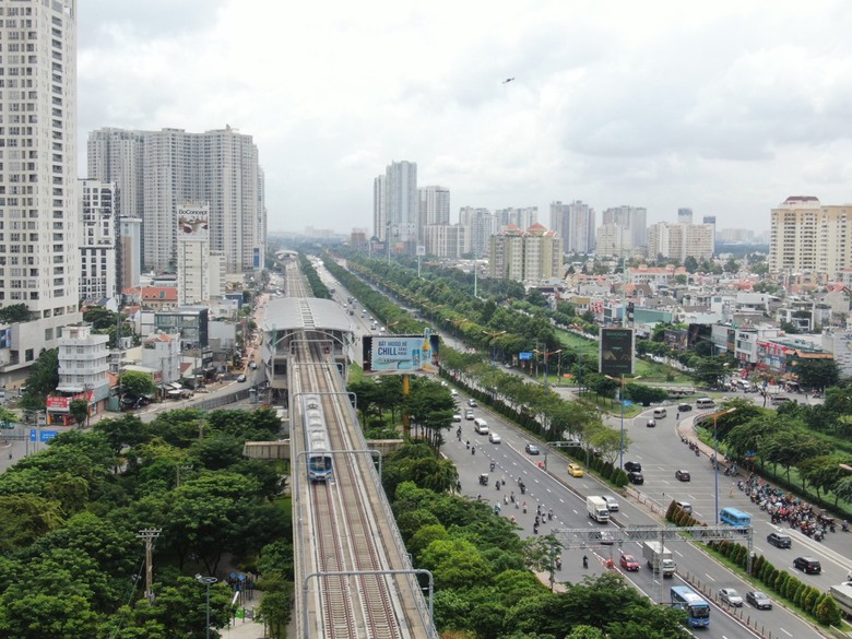 Văn nghệ sĩ cùng kiều bào trên chuyến tàu metro Bến Thành - Suối Tiên ngày cận Tết- Ảnh 2. Văn nghệ sĩ cùng kiều bào trên chuyến tàu metro Bến Thành - Suối Tiên ngày cận Tết- Ảnh 2.