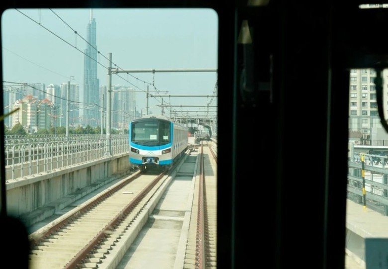 Văn nghệ sĩ cùng kiều bào trên chuyến tàu metro Bến Thành - Suối Tiên ngày cận Tết- Ảnh 12. Văn nghệ sĩ cùng kiều bào trên chuyến tàu metro Bến Thành - Suối Tiên ngày cận Tết- Ảnh 12.