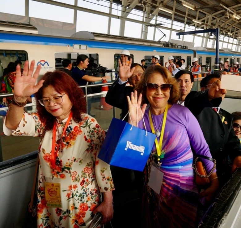 Văn nghệ sĩ c&ugrave;ng kiều b&agrave;o tr&ecirc;n chuyến t&agrave;u metro Bến Th&agrave;nh - Suối Ti&ecirc;n ng&agrave;y cận Tết- Ảnh 11.
