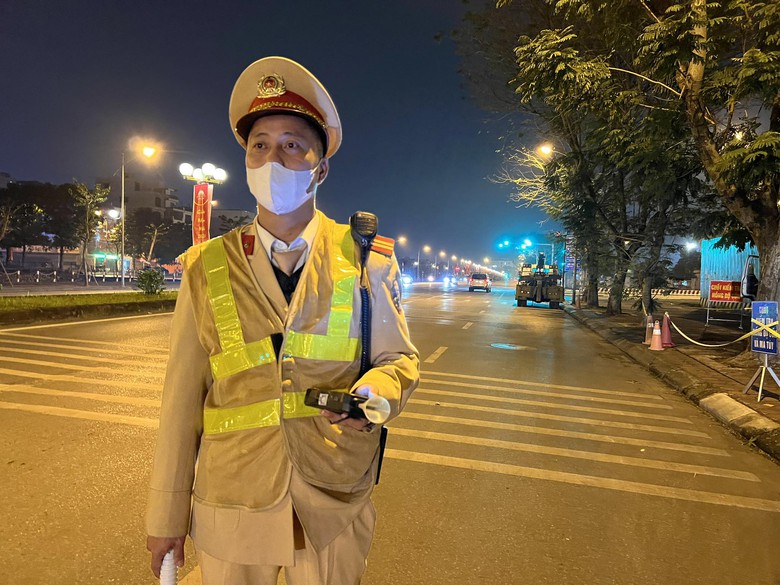 CSGT xuyên đêm đảm bảo ATGT trong đêm giao thừa tết Giáp Thìn 2024- Ảnh 3. CSGT xuyên đêm đảm bảo ATGT trong đêm giao thừa tết Giáp Thìn 2024- Ảnh 3.