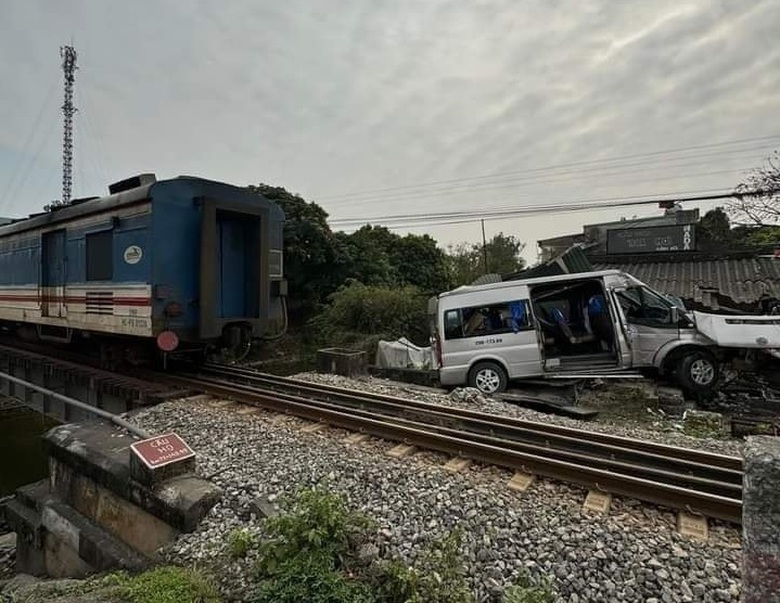 Tàu hỏa đâm ô tô 16 chỗ, nhiều người nhập viện- Ảnh 1. Tàu hỏa đâm ô tô 16 chỗ, nhiều người nhập viện- Ảnh 1.