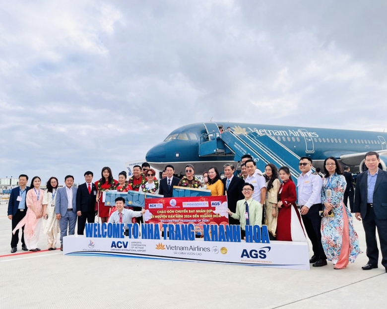 Kh&aacute;nh H&ograve;a đ&oacute;n chuyến bay &ldquo;x&ocirc;ng đất&rdquo; đầu năm mới- Ảnh 2.