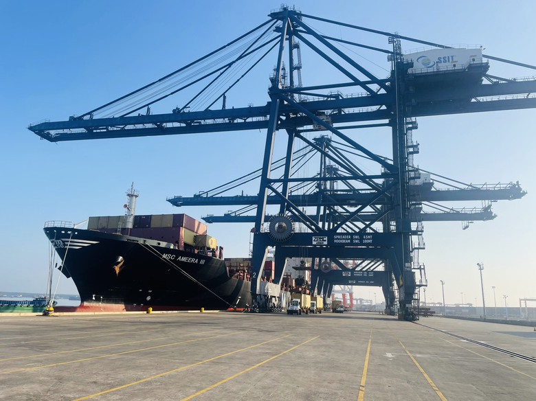 Cảng biển đón tàu xông đất ngày đầu năm mới, làm hàng xuyên Tết- Ảnh 1. Cảng biển đón tàu xông đất ngày đầu năm mới, làm hàng xuyên Tết- Ảnh 1.