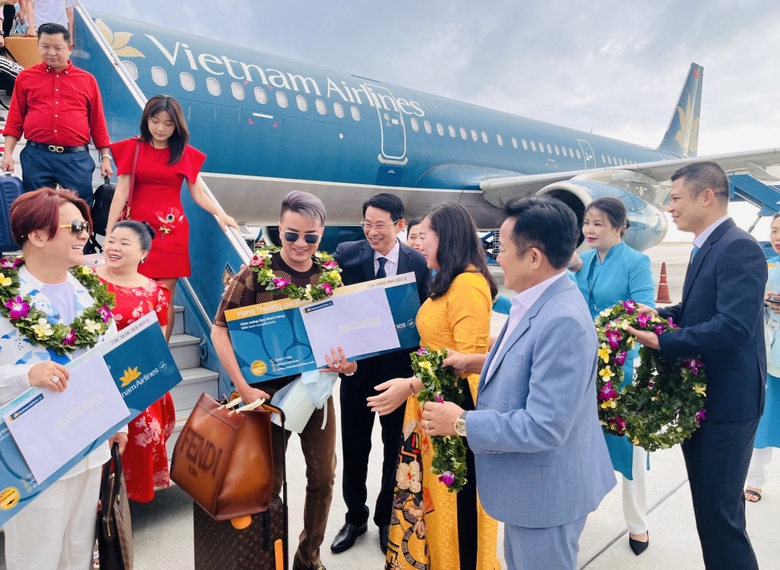 Kh&aacute;nh H&ograve;a đ&oacute;n chuyến bay &ldquo;x&ocirc;ng đất&rdquo; đầu năm mới- Ảnh 1.