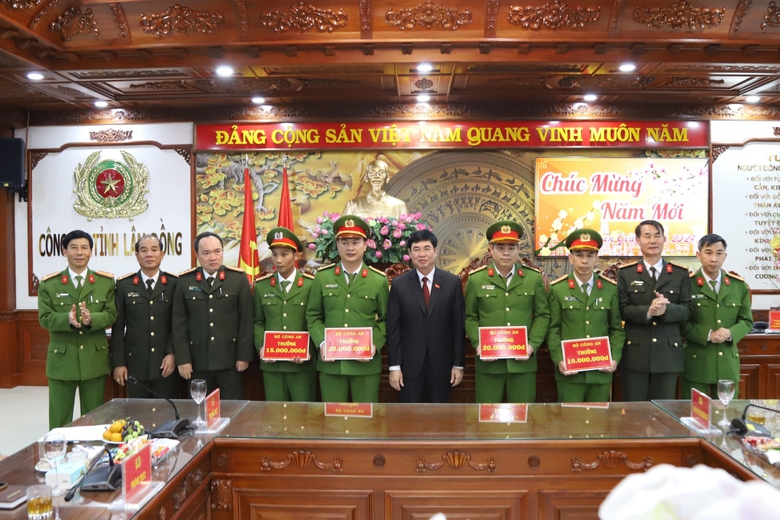 Khen thưởng các đơn vị phá nhanh vụ án cướp ngân hàng ở Lâm Đồng- Ảnh 1. Khen thưởng các đơn vị phá nhanh vụ án cướp ngân hàng ở Lâm Đồng- Ảnh 1.