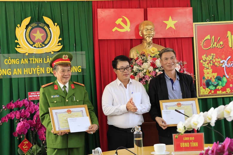 Khen thưởng các đơn vị phá nhanh vụ án cướp ngân hàng ở Lâm Đồng- Ảnh 2. Khen thưởng các đơn vị phá nhanh vụ án cướp ngân hàng ở Lâm Đồng- Ảnh 2.