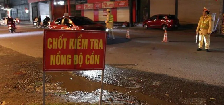 T&agrave;i xế kh&ocirc;ng bằng l&aacute;i, vi phạm nồng độ cồn bị phạt 46 triệu đ&ecirc;m giao thừa- Ảnh 1.